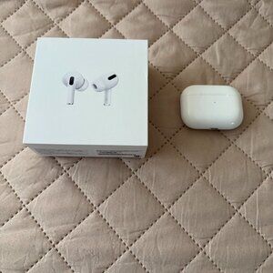 Apple AirPods Pro 1st Gen w/Wireless Charging Case